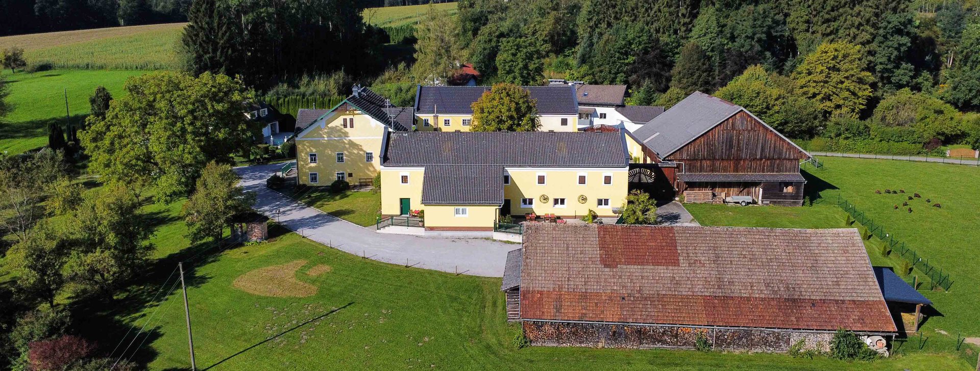 Drohnenbild, Immobilie kaufen, Vierseithof in Schalchen | © HausBauHaus GmbH