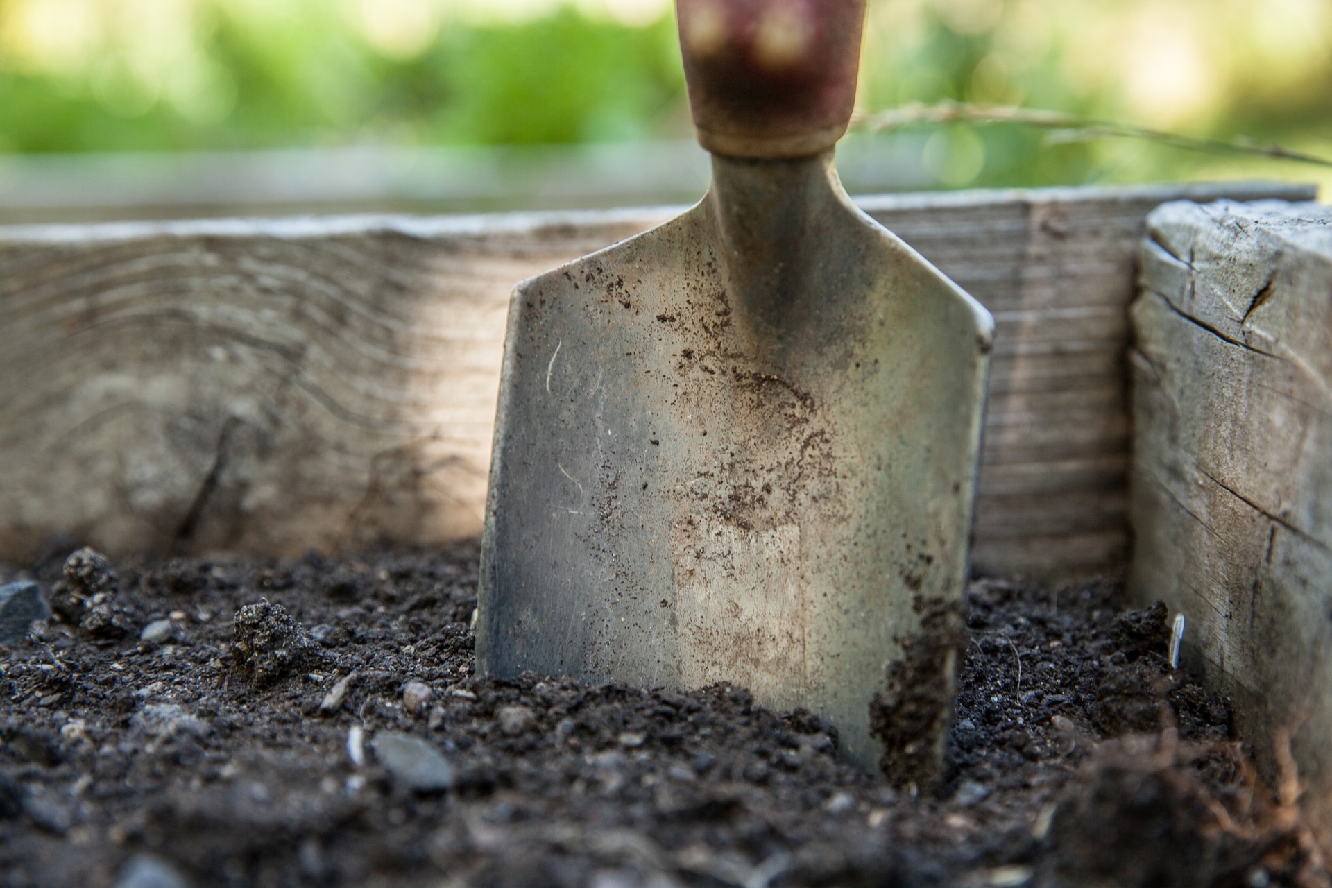 Das Auflockern des Bodens, Jäten von Unkraut und die Anreicherung mit Kompost ist die Grundlage für Erfolge im Garten | © pixabay