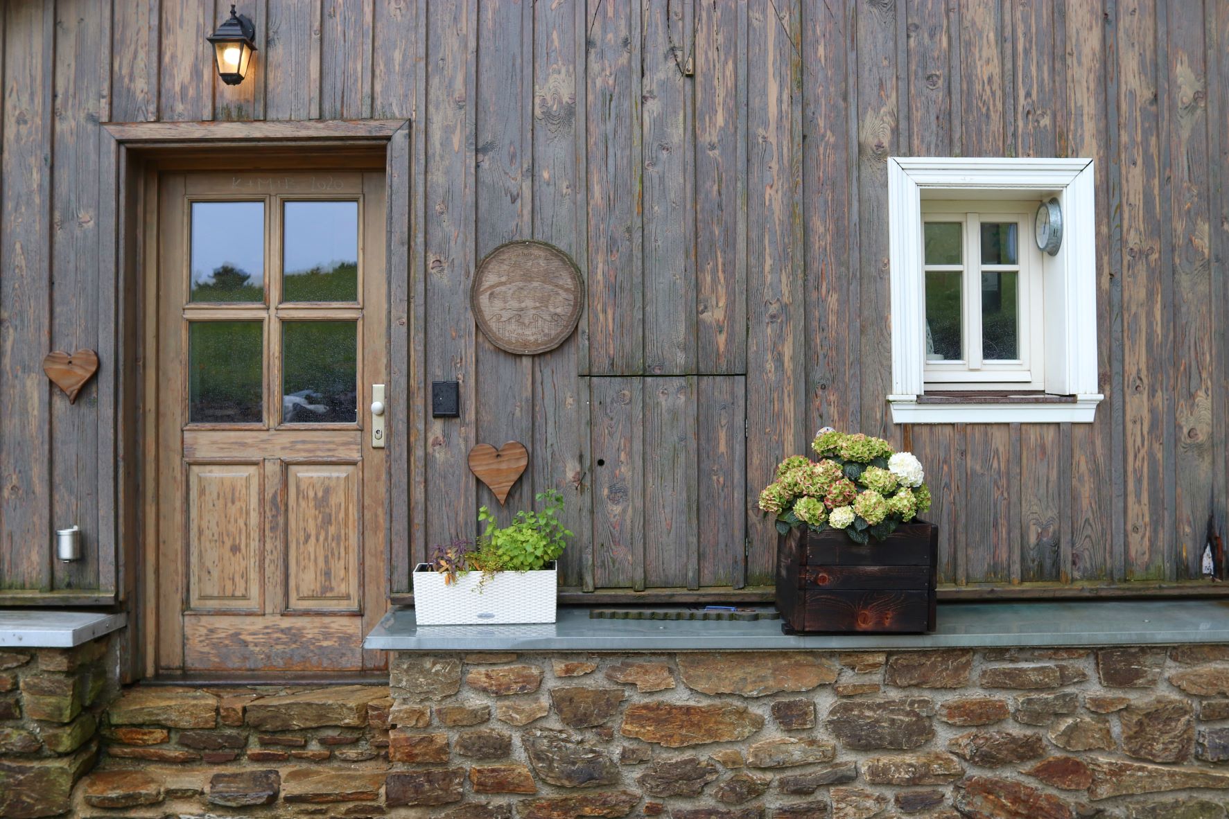Haustüre aus Holz für einen rustikalen Look | © shutterstock - Martini_07