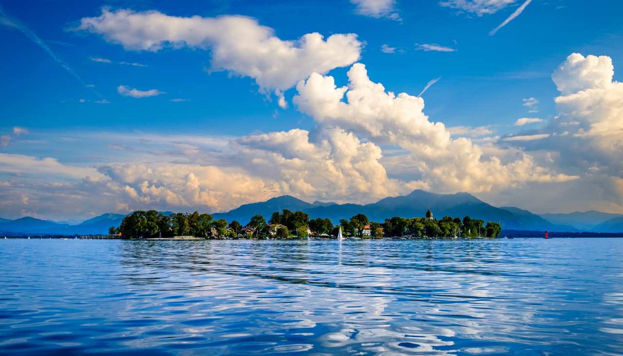 Die berühmte Fraueninsel mit Kloster Frauenwörth auf dem Chiemsee - Chiemgau | © shutterstock - FooTToo