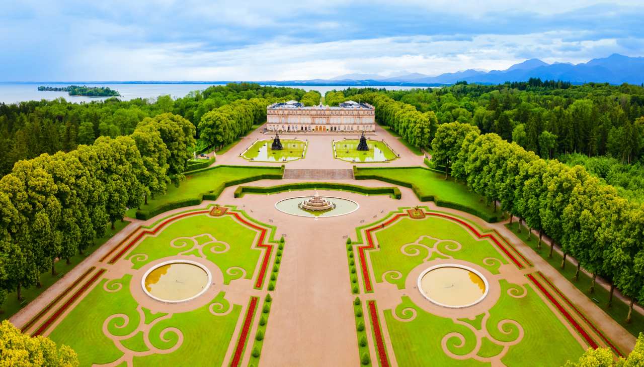 Besuchermagnet Schloss Herrenchiemsee im schönen Chiemgau | © shutterstock - saiko3p