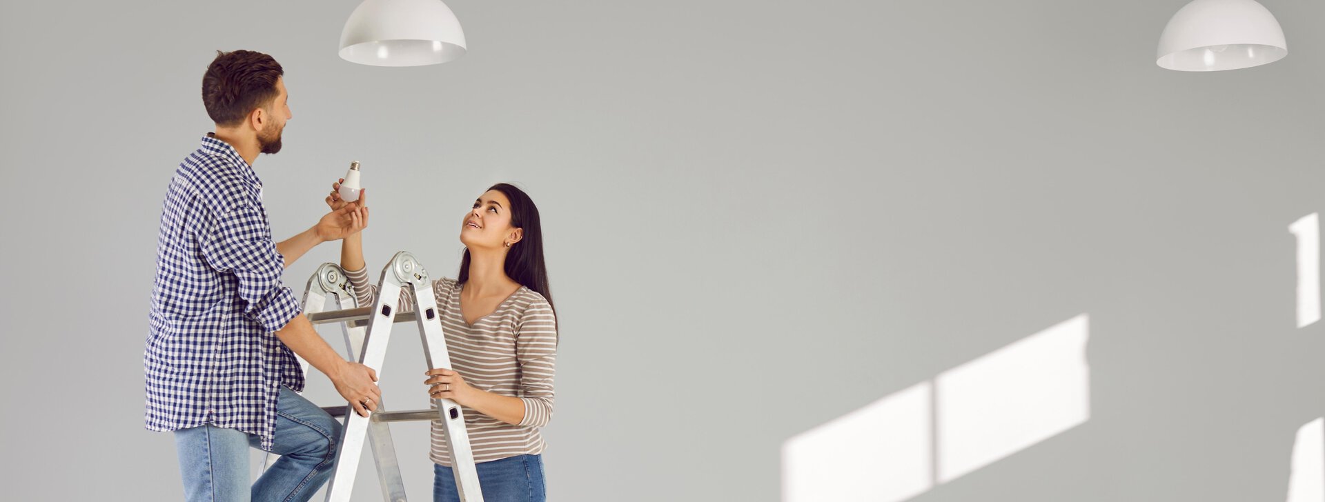 Seit Juni 2025 gelten neue Regeln für das Ummelden eines Stromanschlusses.  | © shutterstock - Studio Romantic