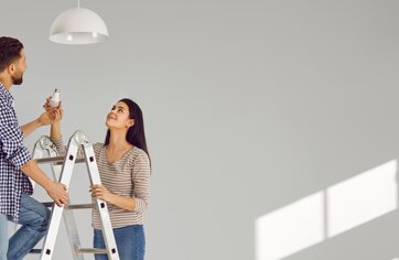 Seit Juni 2025 gelten neue Regeln für das Ummelden eines Stromanschlusses.  | © shutterstock - Studio Romantic