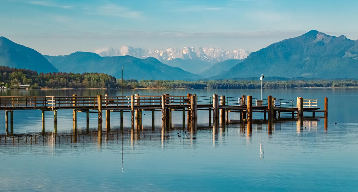 Chieming am schönen Chiemsee | © shutterstock - Martin Erdniss Gehört für uns zu den lebenswertesten Orten im Chiemgau - Chieming am Chiemsee | © shutterstock - Martin Erdniss