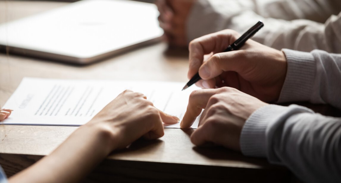 Eintragungen im Grundbuch werden i.d.R. durch den Notar veranlasst | © shutterstock - fizkes