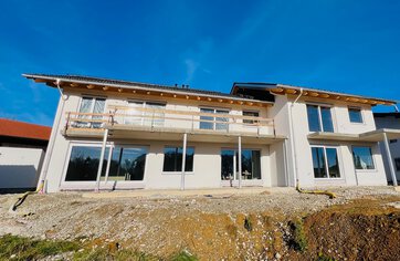 Terrasse und Garten in Südausrichtung - Gartenwohnung zum Kauf in Trostberg | © HausBauHaus GmbH Traunstein