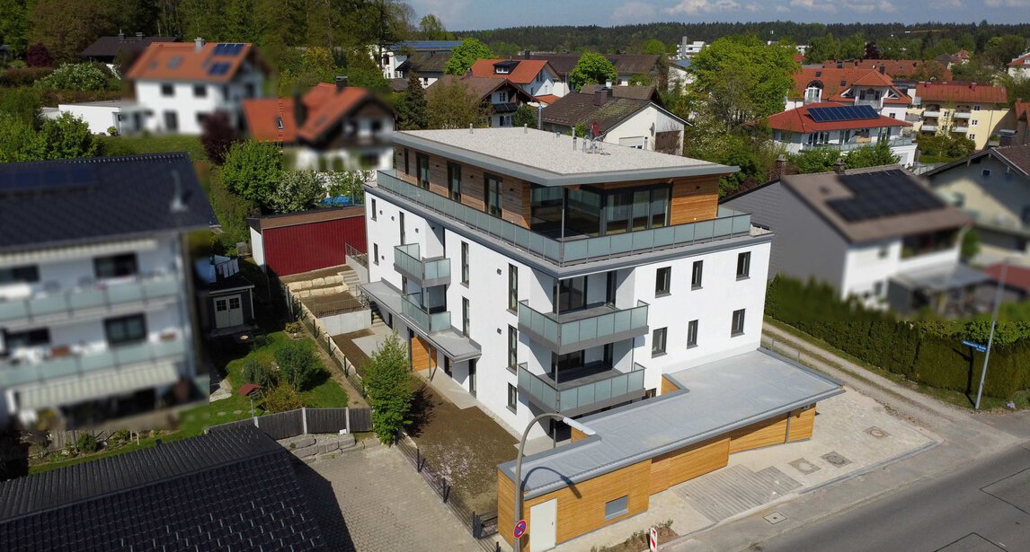 Drohnenfoto Mehrfamilienhaus Garten und Balkon | © HausBauHaus GmbH Neubauprojekt Bauträger Mehrfamilienhaus Traunstein | © HausBauHaus GmbH