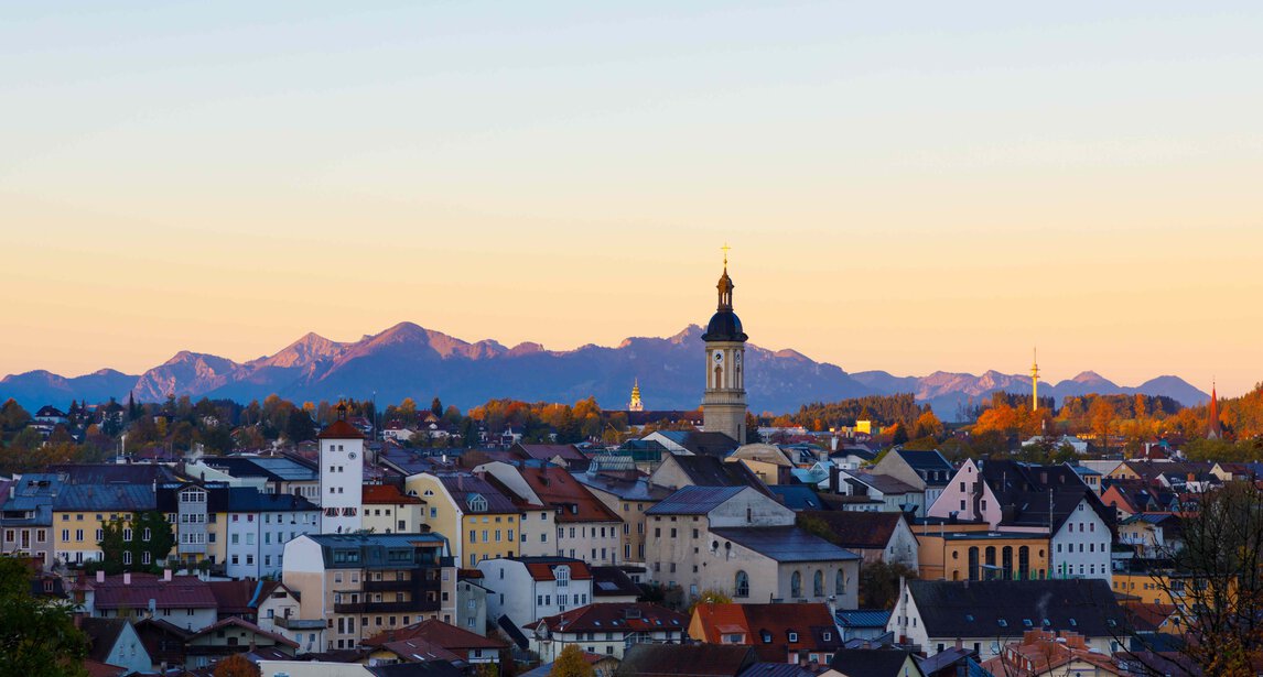Kreisstadt Traunstein | © Shutterstock - Jochen Netzker Die schöne Kreisstadt Traunstein im Dämmerlicht | © Shutterstock - Jochen Netzker