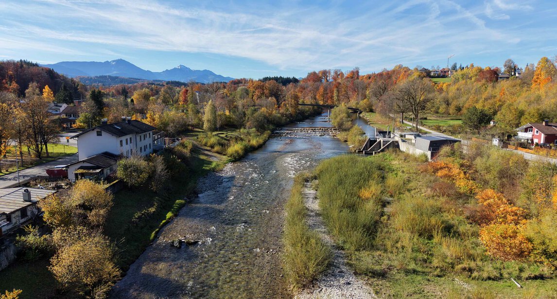 Fluss Traun mit Blick Richtung Berge | © HausBauHaus GmbH Traunblick, Neubauwohnungen, Traunstein | © HausBauHaus GmbH