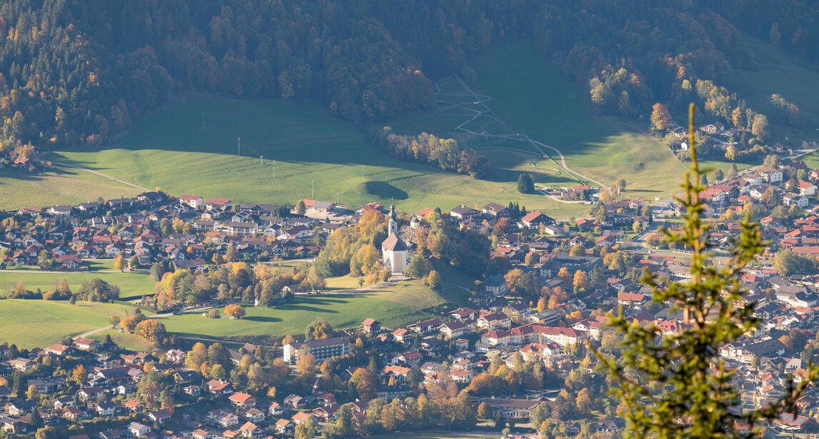 Drohnenaufnahme Ruhpolding St. Valentin | © shutterstock - Tina Rabus Shutterstock Drohnenbild Ruhpolding | © shutterstock - Tina Rabus