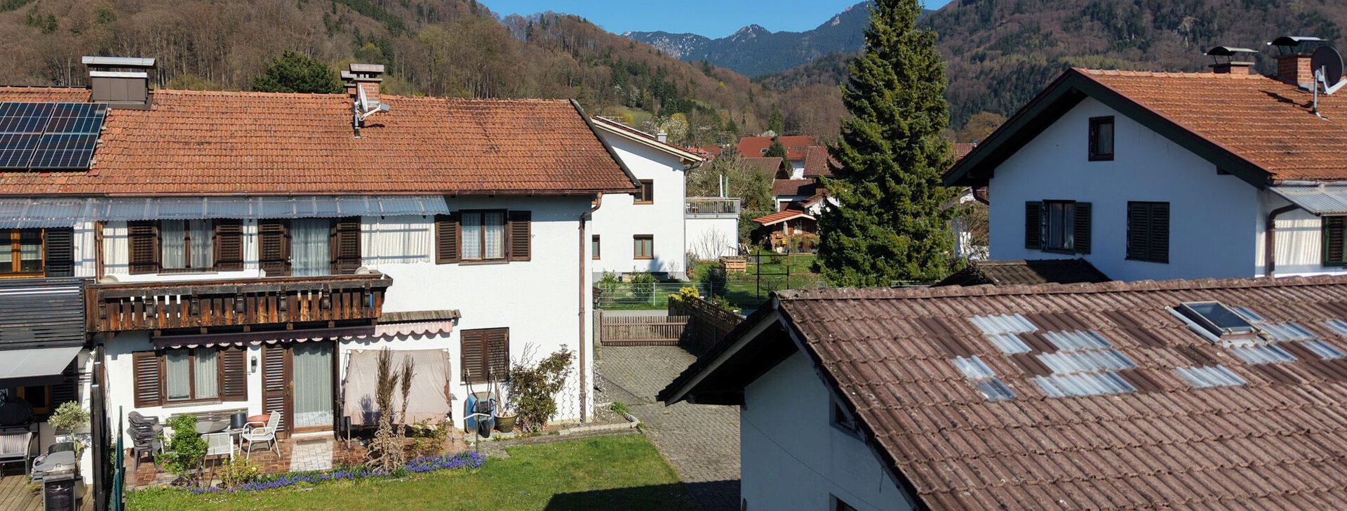 Doppelhaushälfte Nußdorf am Inn, Garten, Bergblick, Ruhige Lage, Zwei Wohneinheiten, Mehrgenerationenwohnen, Erbbaurecht, Renovierungsbedürftig | © HausBauHaus GmbH