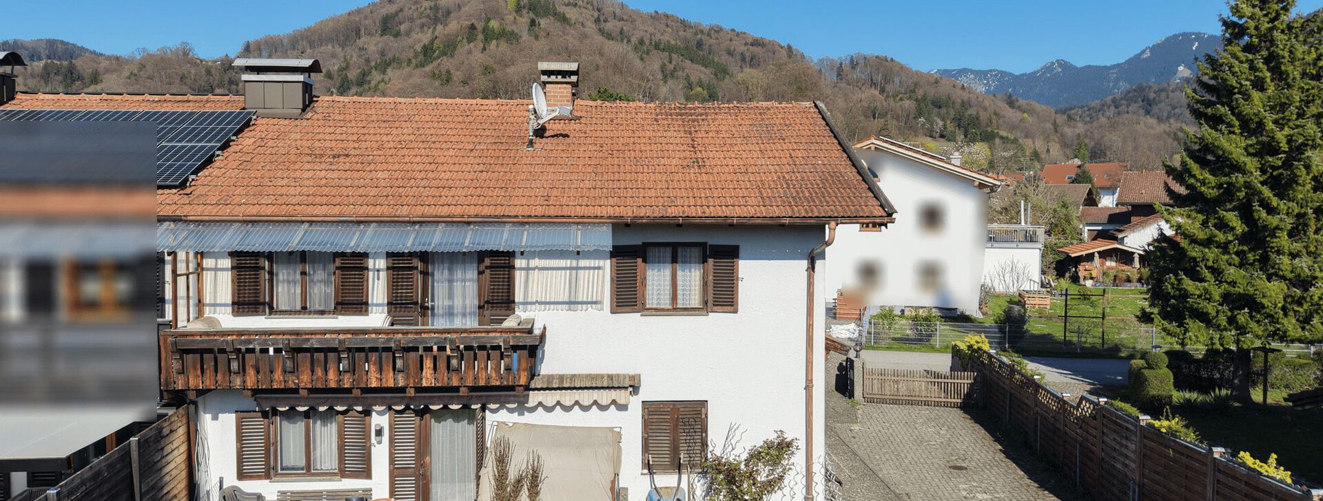 Doppelhaushälfte Nußdorf am Inn, Garten, Bergblick, Ruhige Lage, Zwei Wohneinheiten, Mehrgenerationenwohnen, Erbbaurecht, Renovierungsbedürftig | © HausBauHaus GmbH