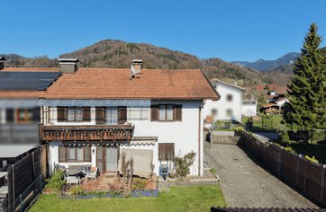 Doppelhaushälfte Nußdorf am Inn, Garten, Bergblick, Ruhige Lage, Zwei Wohneinheiten, Mehrgenerationenwohnen, Erbbaurecht, Renovierungsbedürftig | © HausBauHaus GmbH