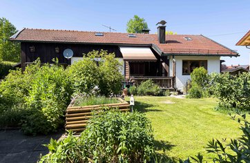 Außenansicht mit Garten, Haus in Obing, Immobilie kaufen, Obing  | © HausBauHaus GmbH 