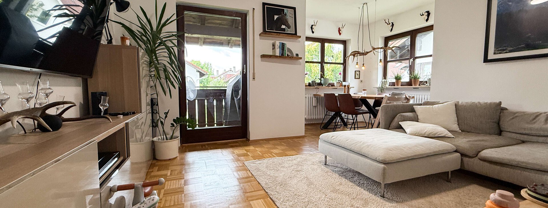 Wohnzimmer, 3-Zimmer-Wohnung, Immobilie kaufen, Rosenheim  | © HausBauHaus GmbH 