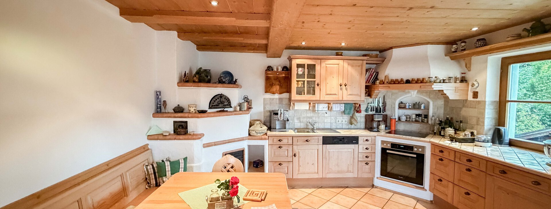 Alpenländische Einbauküche im Einfamilienhaus zum Kauf in Ruhpolding | © HausBauHaus GmbH Traunstein