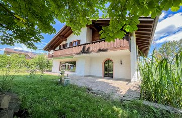 Rückzugsort mit Traumgarten - großes Einfamilienhaus in Taching am See | © HausBauHaus GmbH Traunstein