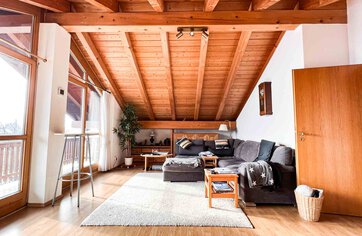 Dachgeschoss Wohnung mit Bergblick in Vachendorf | © HausBauHaus GmbH Traunstein