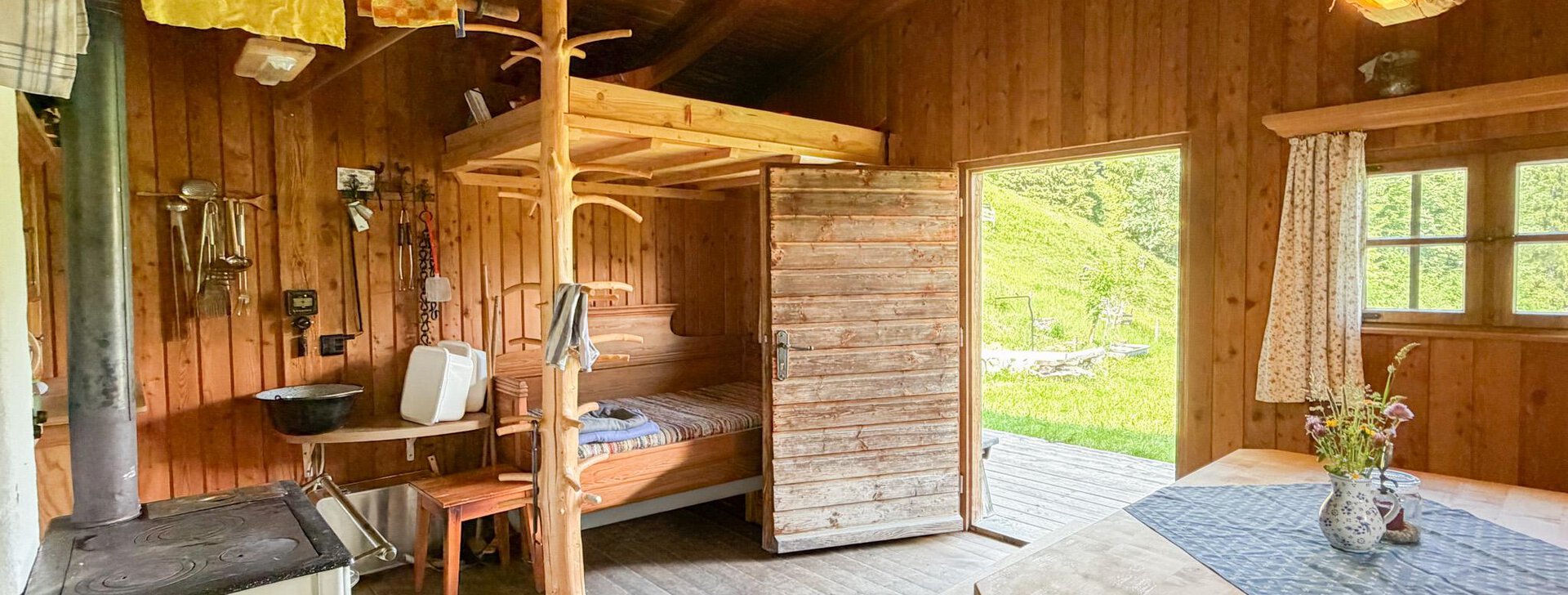 Almhütte in den Bergen, Bergblick, Urlaub im Grünen, Berghütte, Chiemgauer Alpen, bergen im Chiemgau, Wanderhütte, | © HausBauHaus GmbH