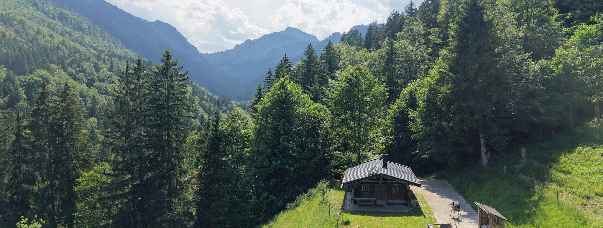Almhütte in den Bergen, Bergblick, Urlaub im Grünen, Berghütte, Chiemgauer Alpen, bergen im Chiemgau, Wanderhütte, | © HausBauHaus GmbH