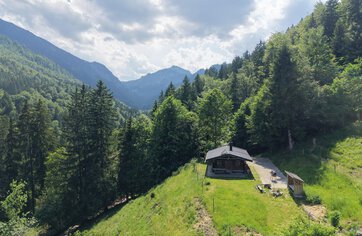 Almhütte in den Bergen, Bergblick, Urlaub im Grünen, Berghütte, Chiemgauer Alpen, bergen im Chiemgau, Wanderhütte, | © HausBauHaus GmbH