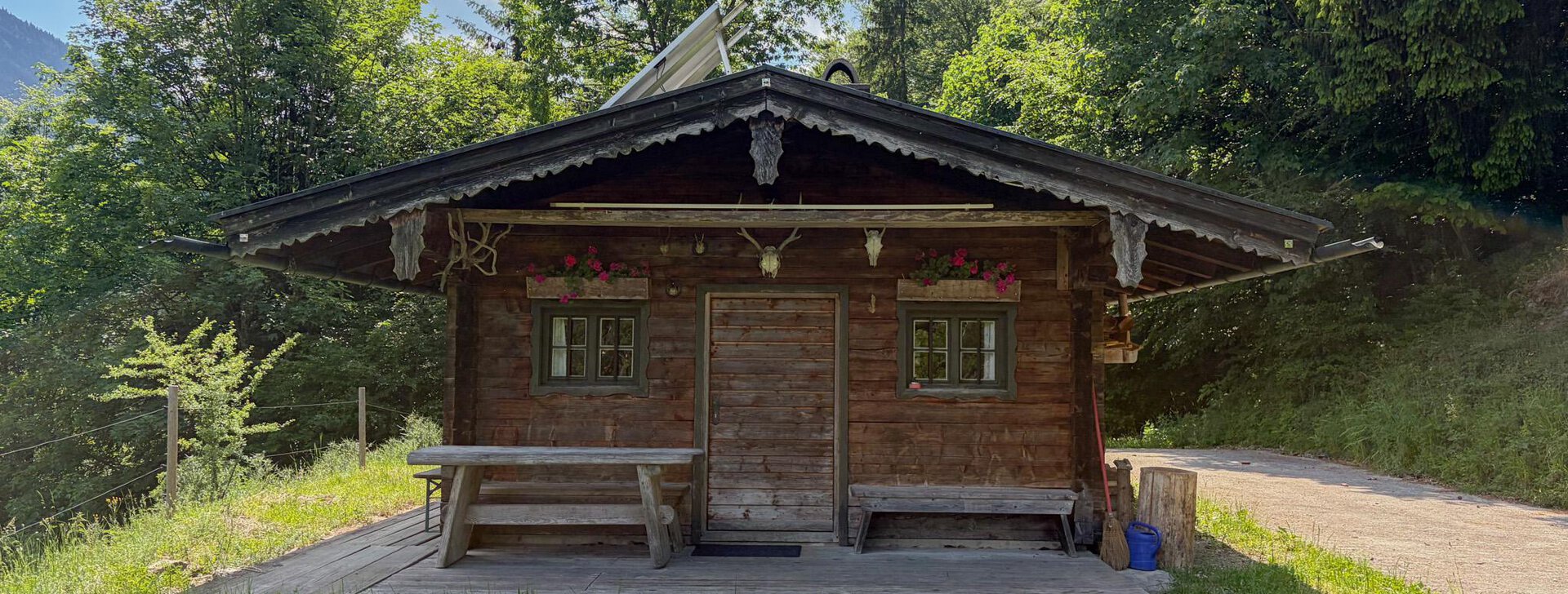 Almhütte in den Bergen, Bergblick, Urlaub im Grünen, Berghütte, Chiemgauer Alpen, bergen im Chiemgau, Wanderhütte, | © HausBauHaus GmbH