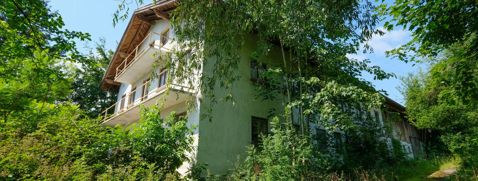 Bauernhaus I ehemalige Hofstelle I in Bernau am Chiemsee I zum Kauf | © HausBauHaus GmbH Traunstein