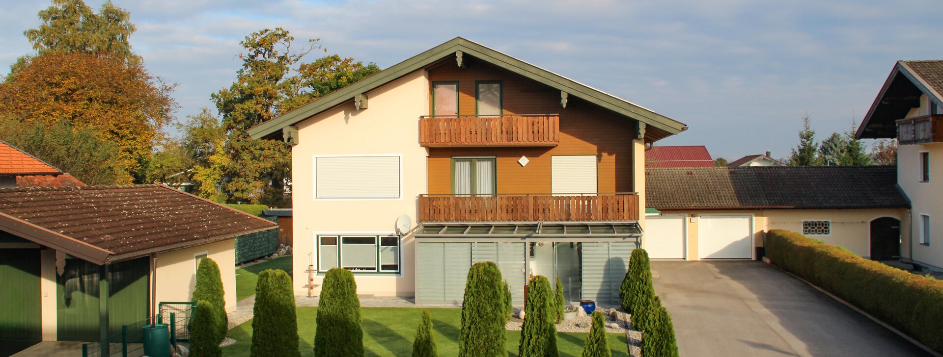 Zweifamilienhaus in Chieming zum Kauf I Ansicht von Süden | © HausBauHaus GmbH Traunstein