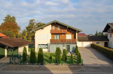 Zweifamilienhaus in Chieming zum Kauf I Ansicht von Süden | © HausBauHaus GmbH Traunstein