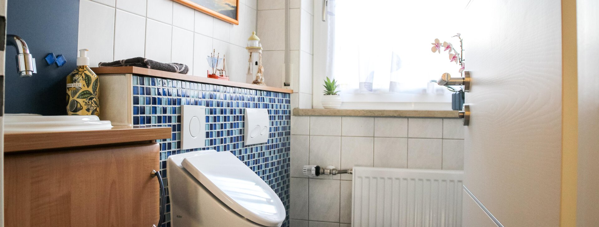 Zweifamilienhaus in Chieming zum Kauf I Gäste-WC im Erdgeschoss des Hauses | © HausBauHaus GmbH Traunstein