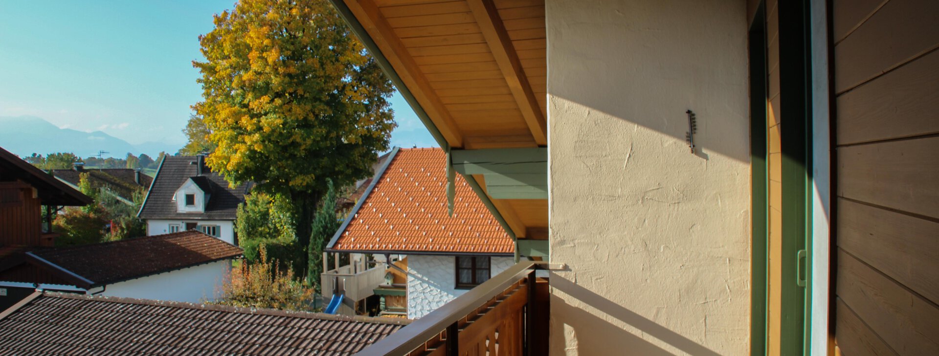 Zweifamilienhaus in Chieming I Balkon im Dachgeschoss mit Bergblick | © HausBauHaus GmbH Traunstein
