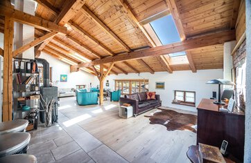 Wohnbereich, Dachgeschosswohnung in Erlstätt/Grabenstätt, Immobilie kaufen, Erlstätt | © HausBauHaus GmbH