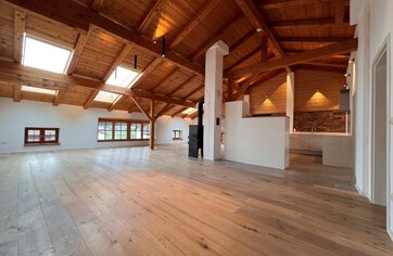 Wohnbereich mit Küche, Dachgeschosswohnung in Erlstätt/Grabenstätt, Immobilie kaufen, Erlstätt | © HausBauHaus GmbH 
