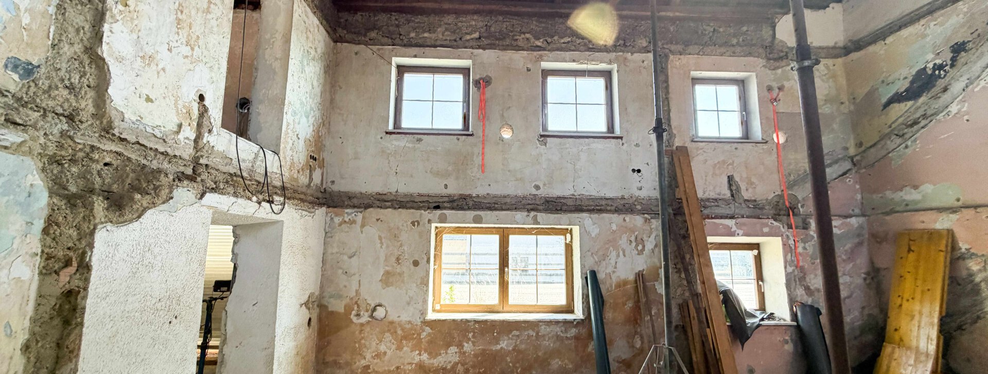 Sanierungsobjekt, voll entkernt, mit genehmigter Planung für vier Wohnungen | © HausBauHaus GmbH Traunstein