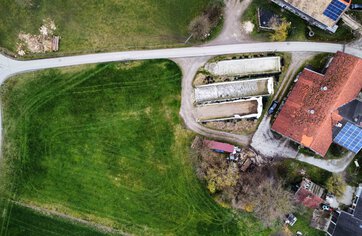 Drohnenansicht, Immobilie kaufen, Bauernhaus mit Wiese in Kirchanschöring | © HausBauHaus GmbH