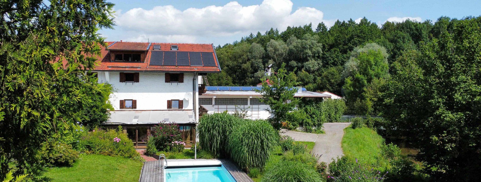 Außenansicht mit Gewerbehalle, Anwesen mit Gewerbehalle, Immobilie kaufen, Kirchanschöring  | © HausBauHaus GmbH 