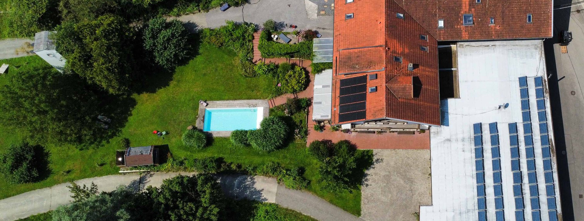 Blick von oben, Anwesen mit Gewerbehalle, Immobilie kaufen, Kirchanschöring  | © HausBauHaus GmbH 