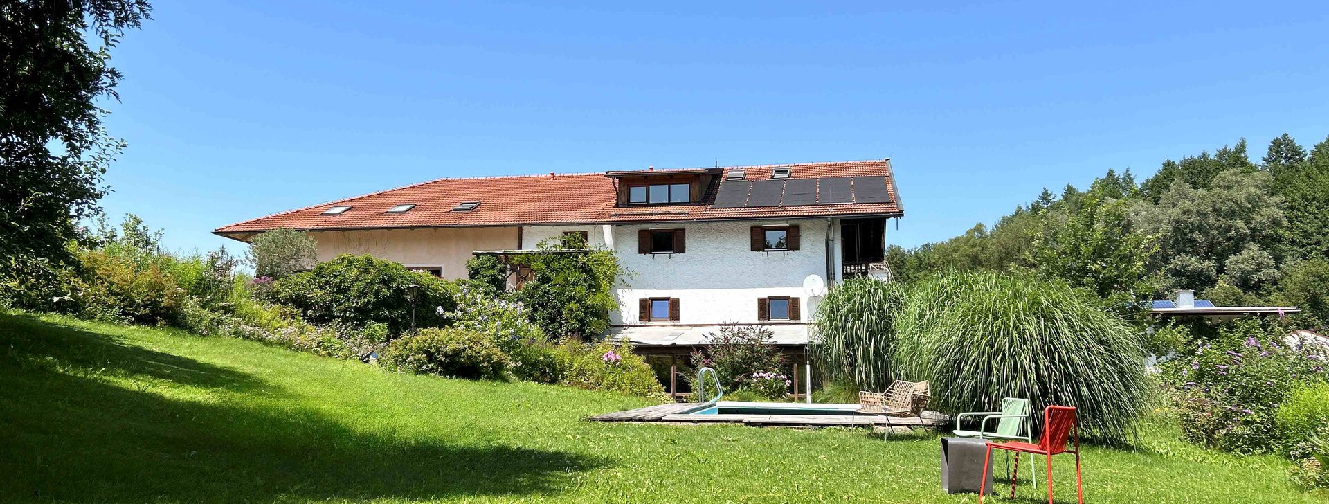 Außenansicht mit Garten, Anwesen mit Gewerbehalle, Immobilie kaufen, Kirchanschöring  | © HausBauHaus GmbH 