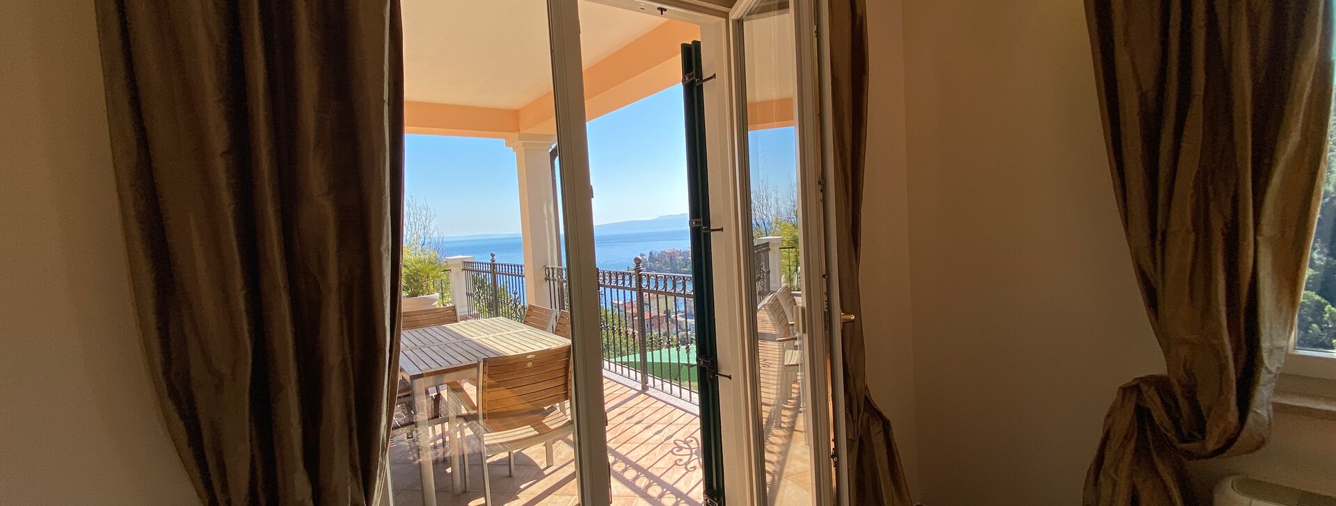 Zugang zur Terrasse, Traumhafte und großzügige Wohnung mit Blick aufs Meer in Kroatien, Immobilie kaufen, Ičići-Kroatien | © HausBauHaus GmbH