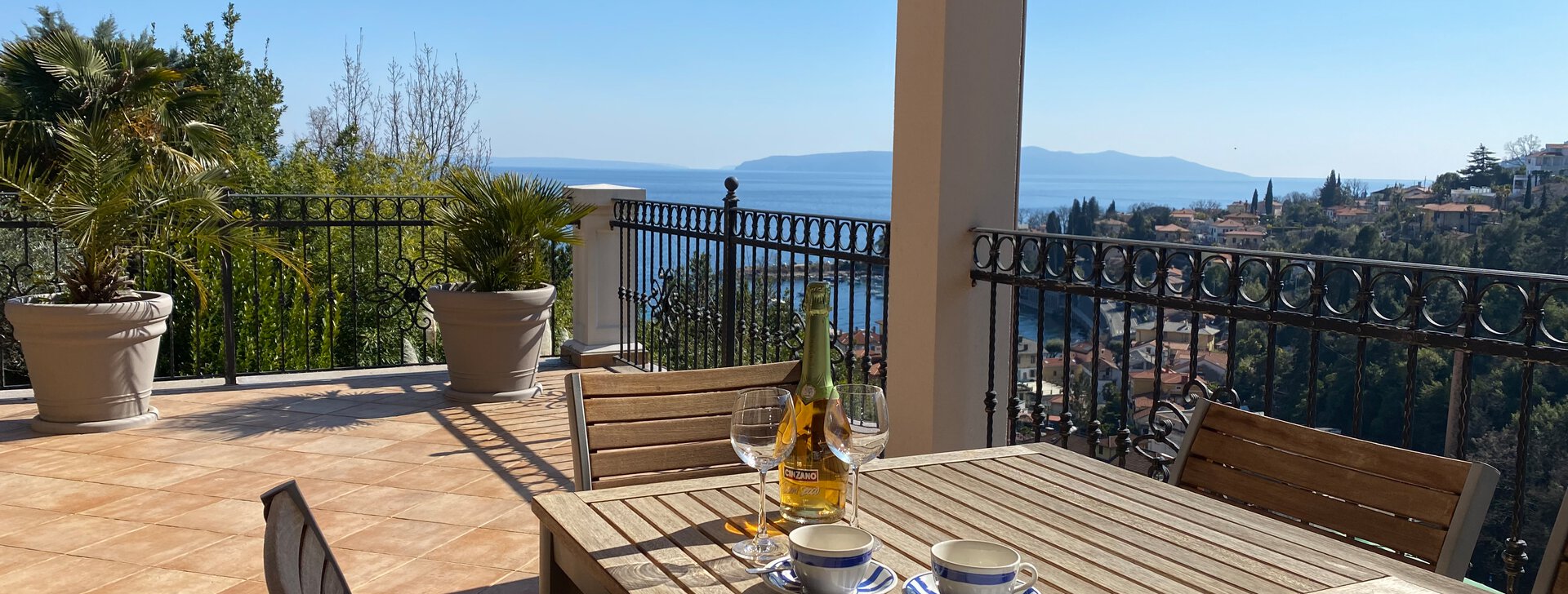 Terrasse mit Ausblick, Traumhafte und großzügige Wohnung mit Blick aufs Meer in Kroatien, Immobilie kaufen, Ičići-Kroatien | © HausBauHaus GmbH