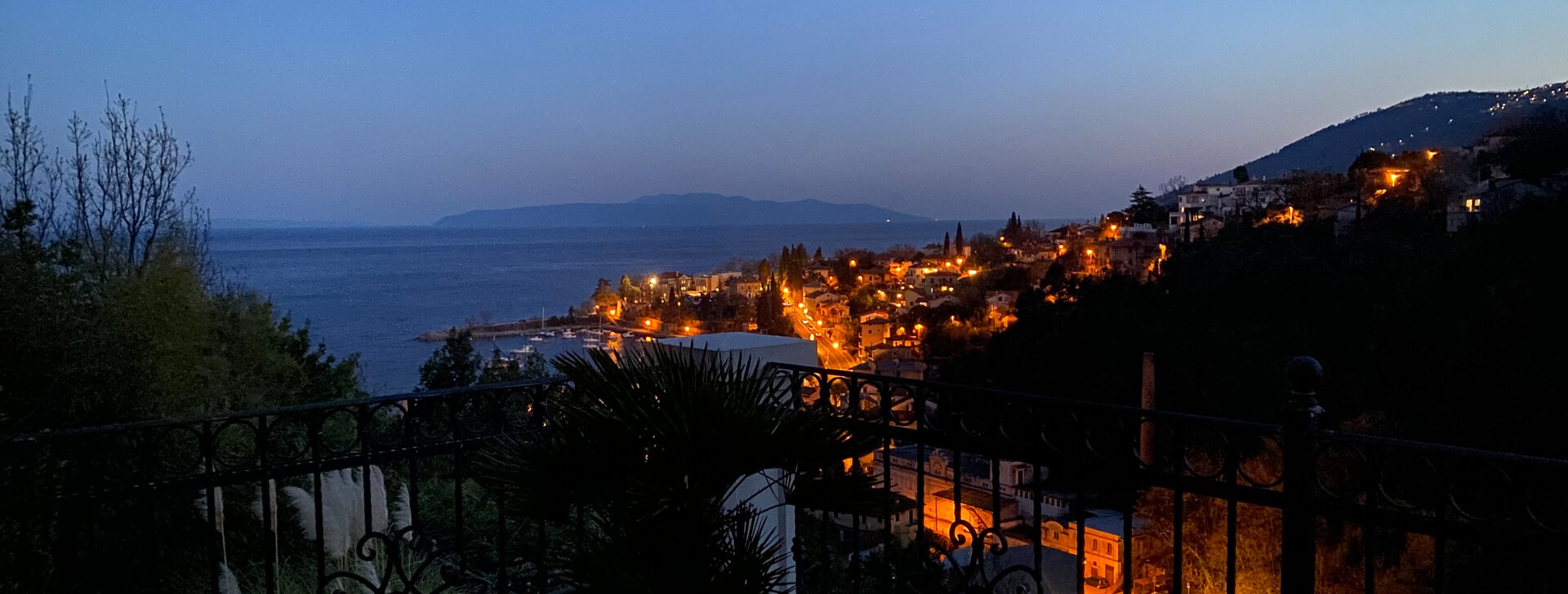 Ausblick Abends, Traumhafte und großzügige Wohnung mit Blick aufs Meer in Kroatien, Immobilie kaufen, Ičići-Kroatien | © HausBauHaus GmbH