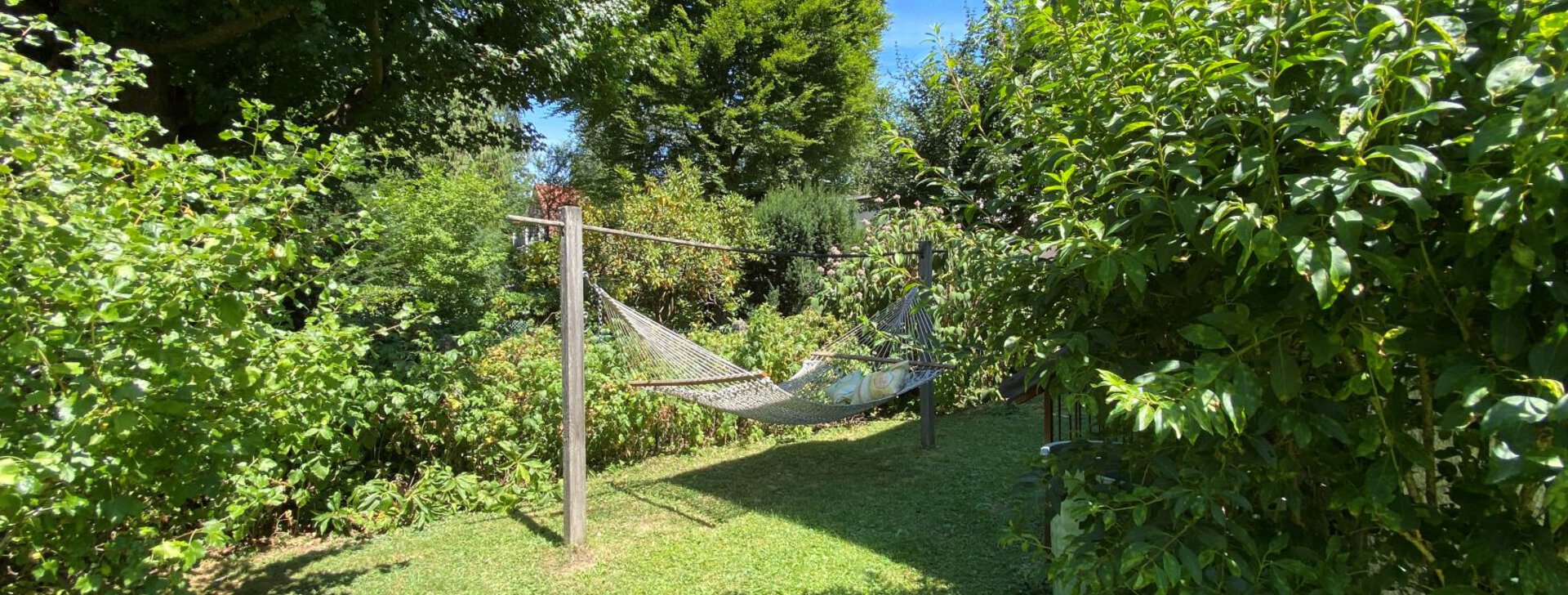 Garten mit Hängematte, Doppelhaushälfte in München-Solln, Immobilie kaufen, München-Solln | © HausBauHaus GmbH