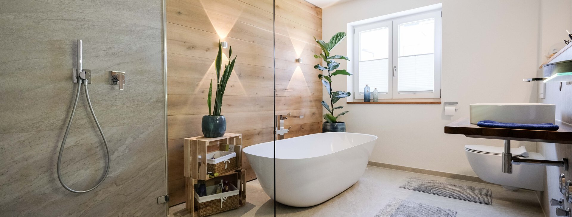 Badezimmer mit freistehender Badewanne - Gartenwohnung Ruhpolding | © HausBauHaus GmbH