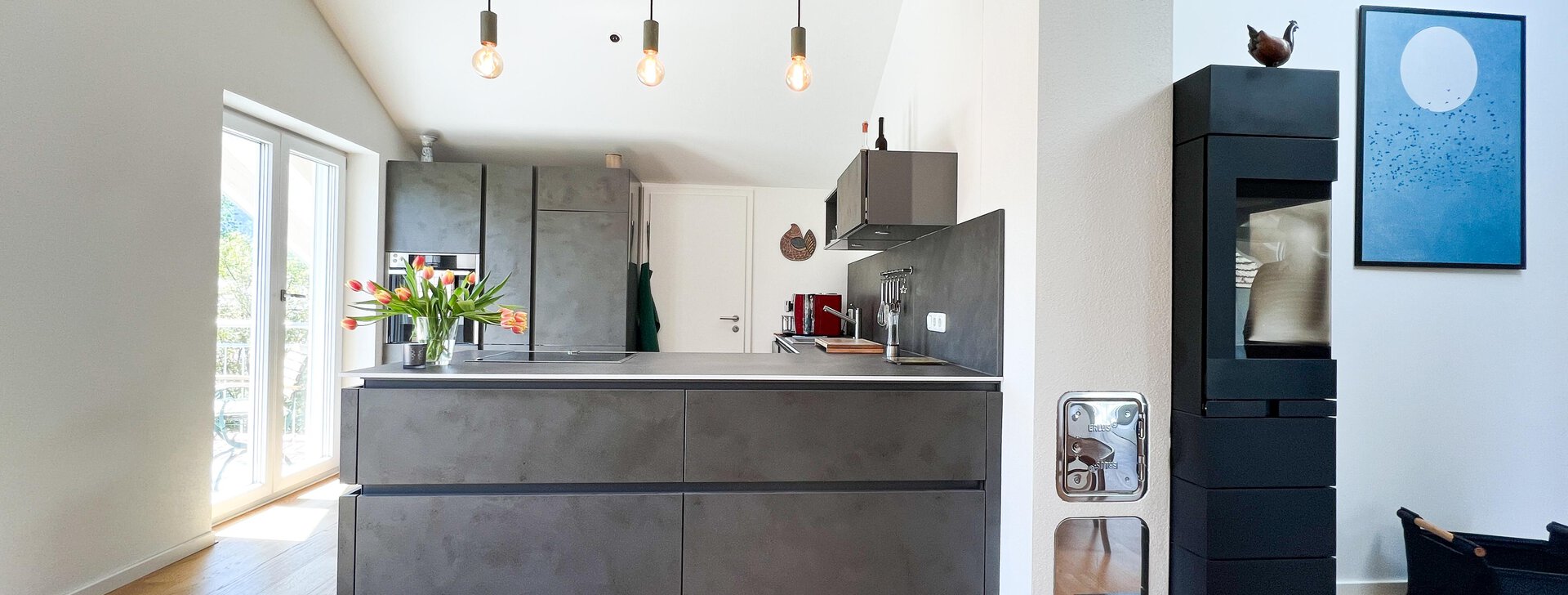 Moderne Einbauküche - 3-Zimmer-Dachgeschosswohnung in Ruhpolding | © HausBauHaus GmbH 