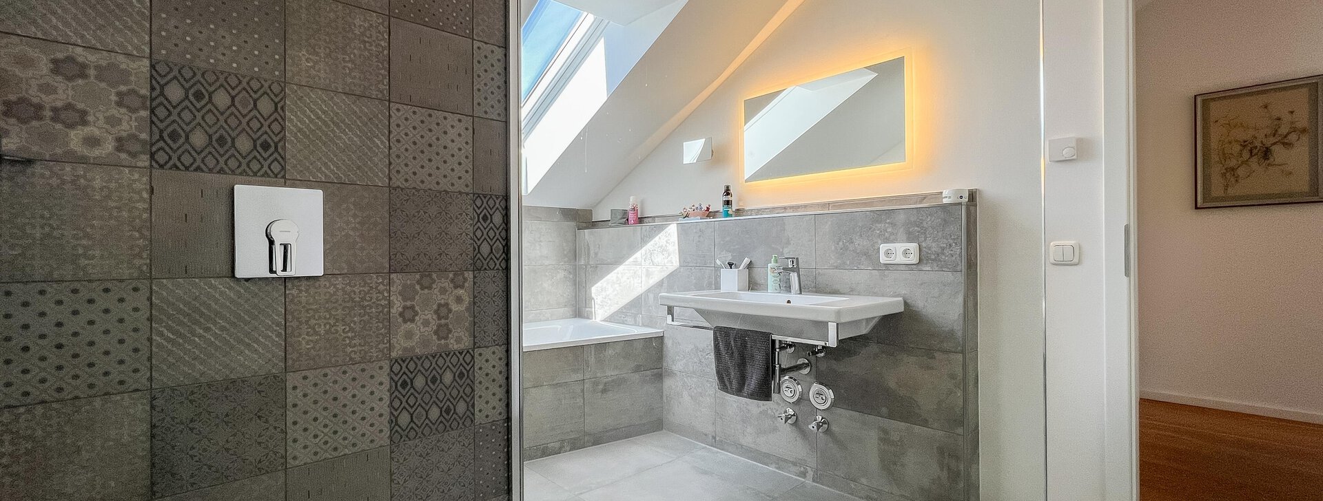 Badezimmer mit Rainshower - Dachgeschosswohnung in Ruhpolding | © HausBauHaus GmbH 