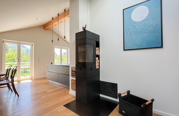 Blick zur Küche und Essbereich - 3-Zimmer-Dachgeschosswohnung in Ruhpolding zum Kauf | © HausBauHaus GmbH