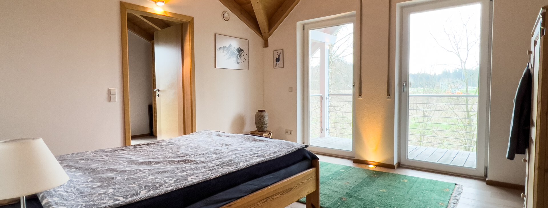 Schlafzimmer-Großzügiges Einfamilienhaus-Immobilie kaufen-Seeon-Seebruck | © HausBauHaus