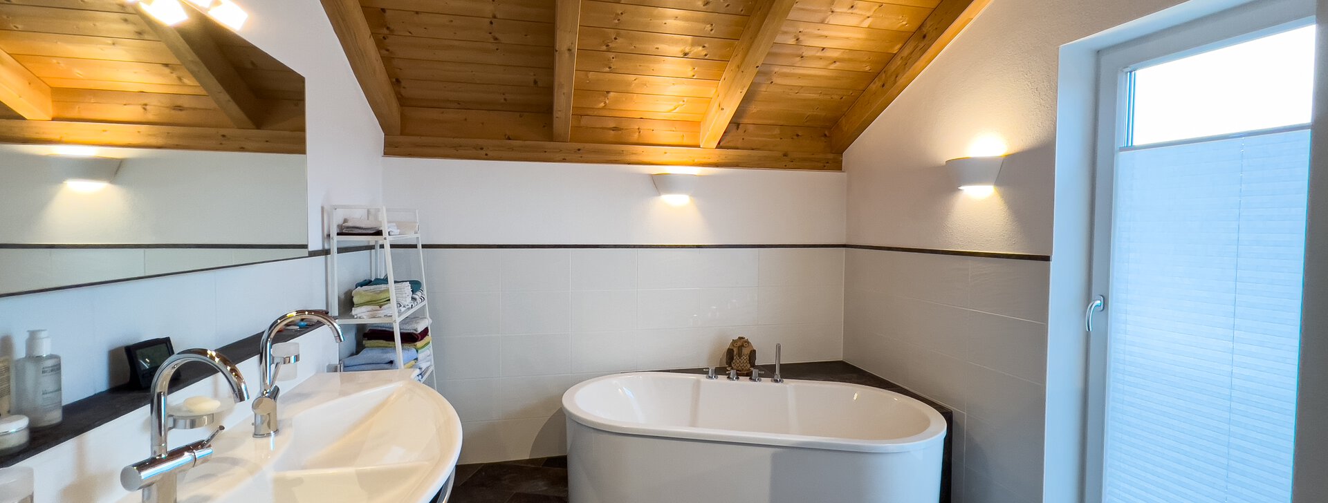 Badezimmer-Großzügiges Einfamilienhaus-Immobilie kaufen-Seeon-Seebruck | © HausBauHaus