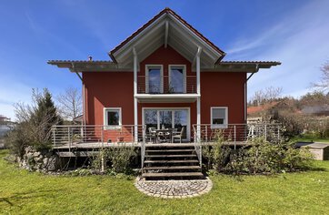 Gartenansicht, Großzügiges Einfamilienhaus, Immobilie kaufen, Seeon-Seebruck | © HausBauHaus