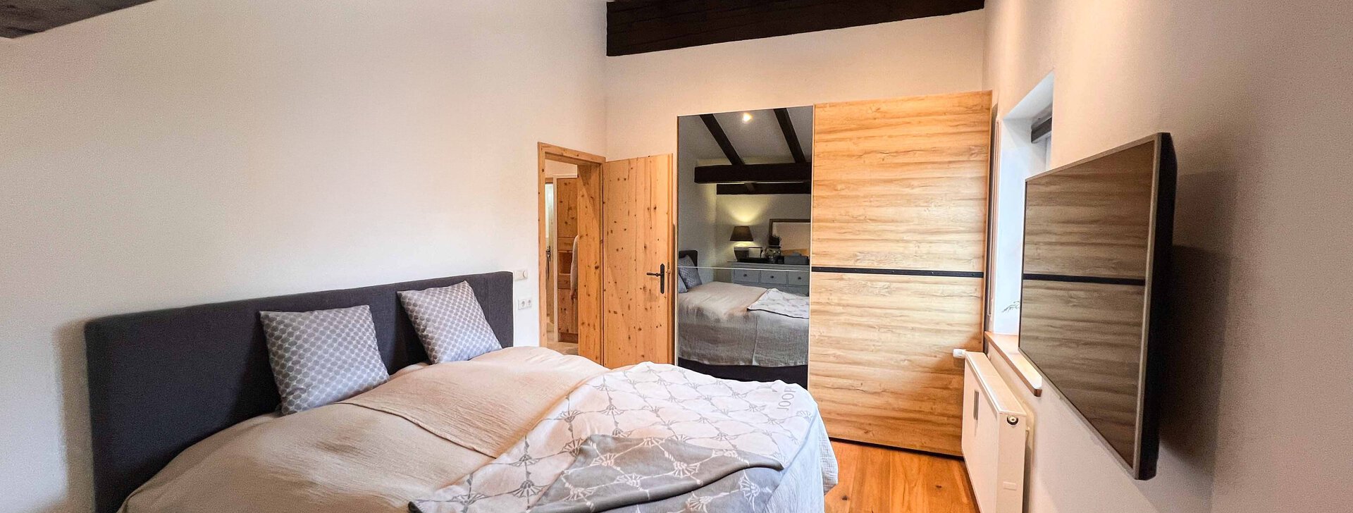 Schlafzimmer, 4-Zimmer-Wohnung in Chiemseenähe, Immobilie kaufen, Seebruck  | © HausBauHaus GmbH 
